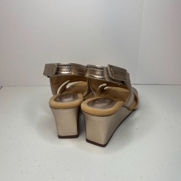 Clarks Kyarra Aster Gold Leather Wedge Sandals Slingback Womens Adjustable - Picture 7 of 12